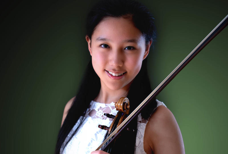 Photo of Leia Zhu with a violin