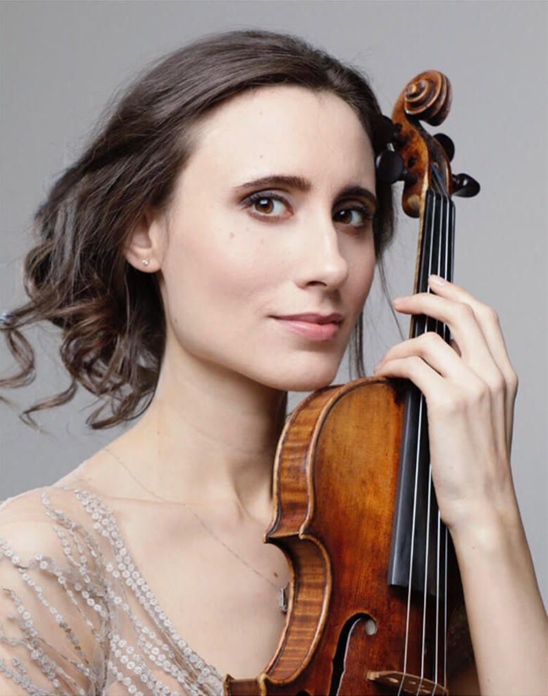Jennifer Pike holding Violin