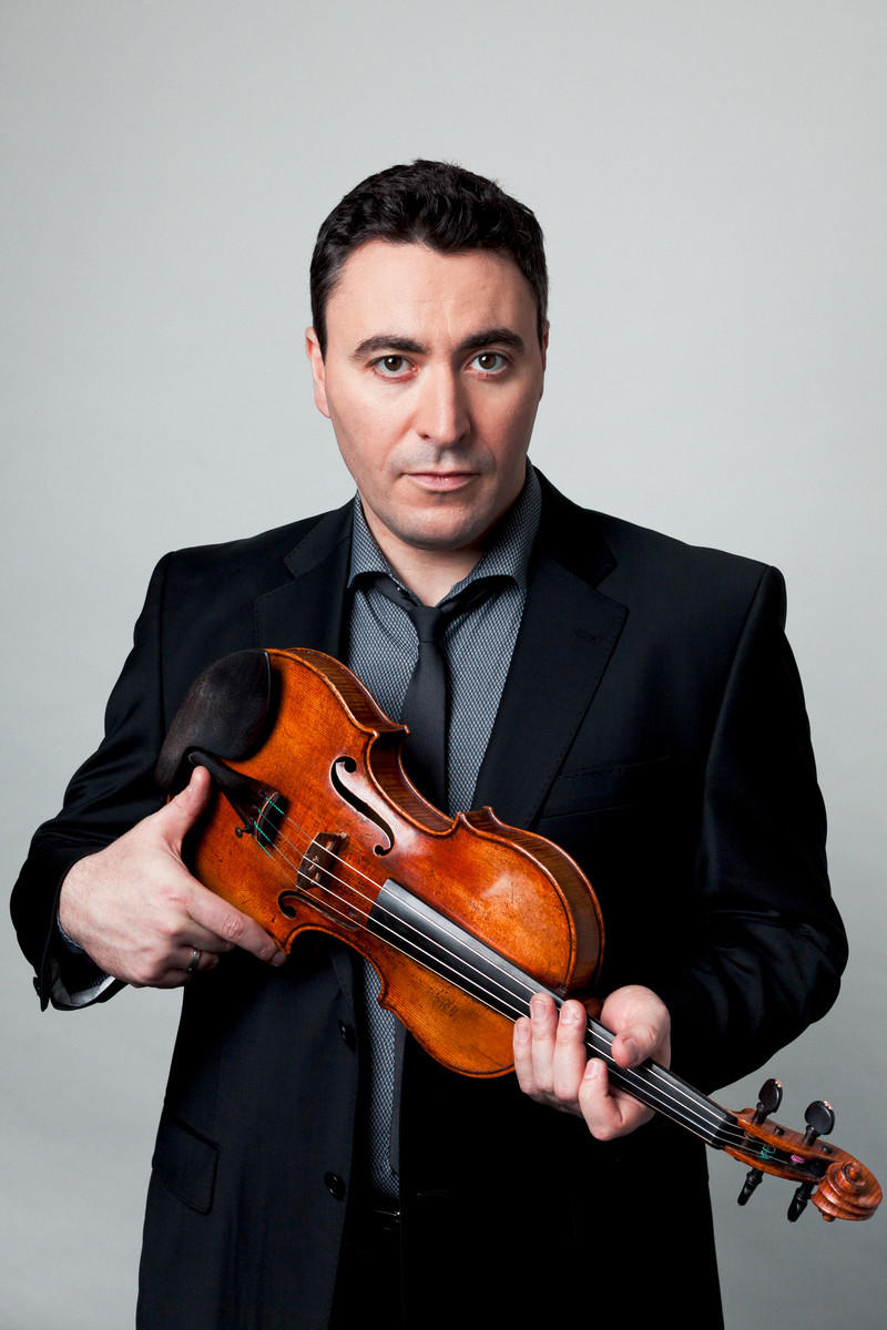 Photo of Maxim Vengerov holding a violin
